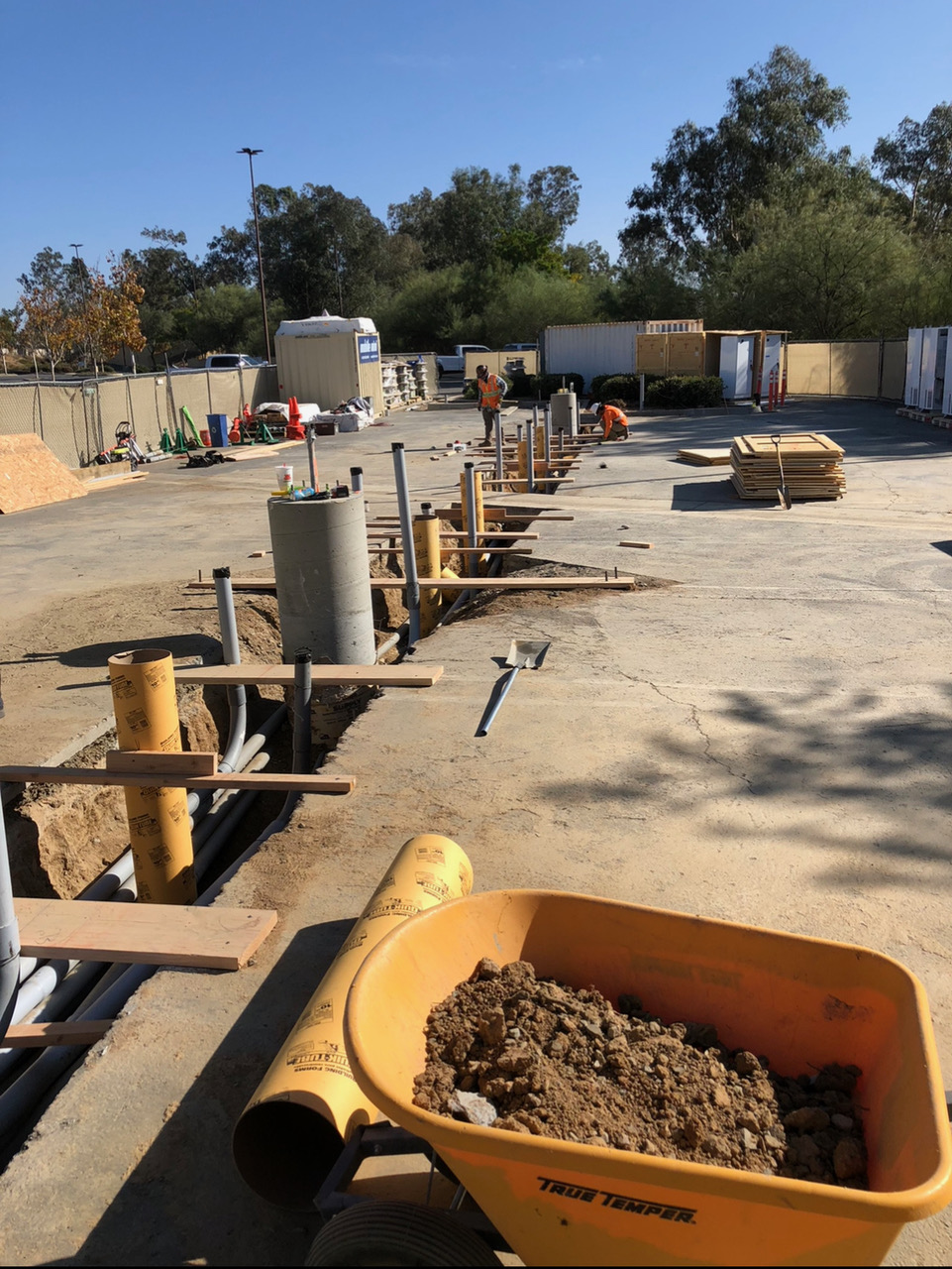 EV Infrastructure Evolution Accelerates: Tesla MultiPass European Expansion, Federal Incentive Expiration Impact, California Leadership Milestone, France Wireless Highway Charging Breakthrough, and Commercial Fleet Electrification Momentum